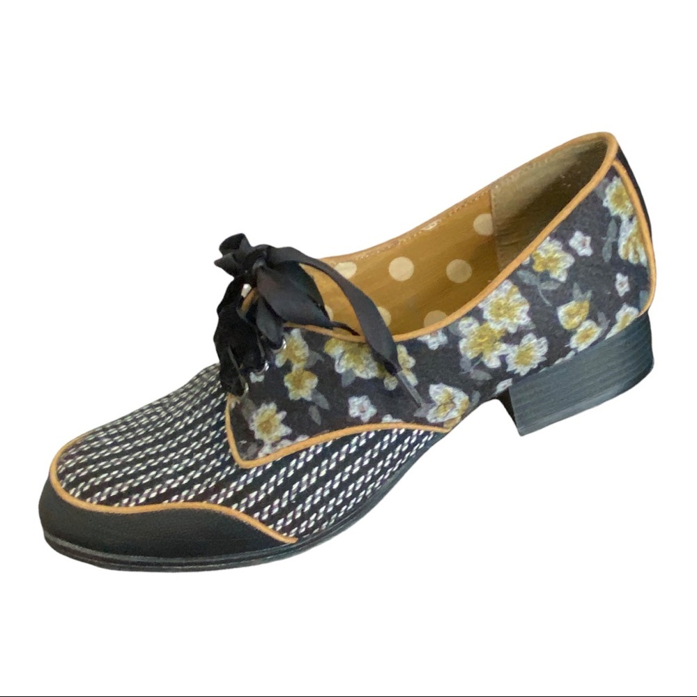 Floral Accent Black and Yellow Women's Lace-Up Loafers